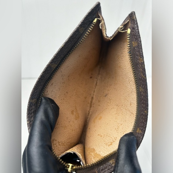 Louis Vuitton Vintage Monogram
Canvas Toiletry Pouch 17 Cosmetic Bag - Picture 6 of 12